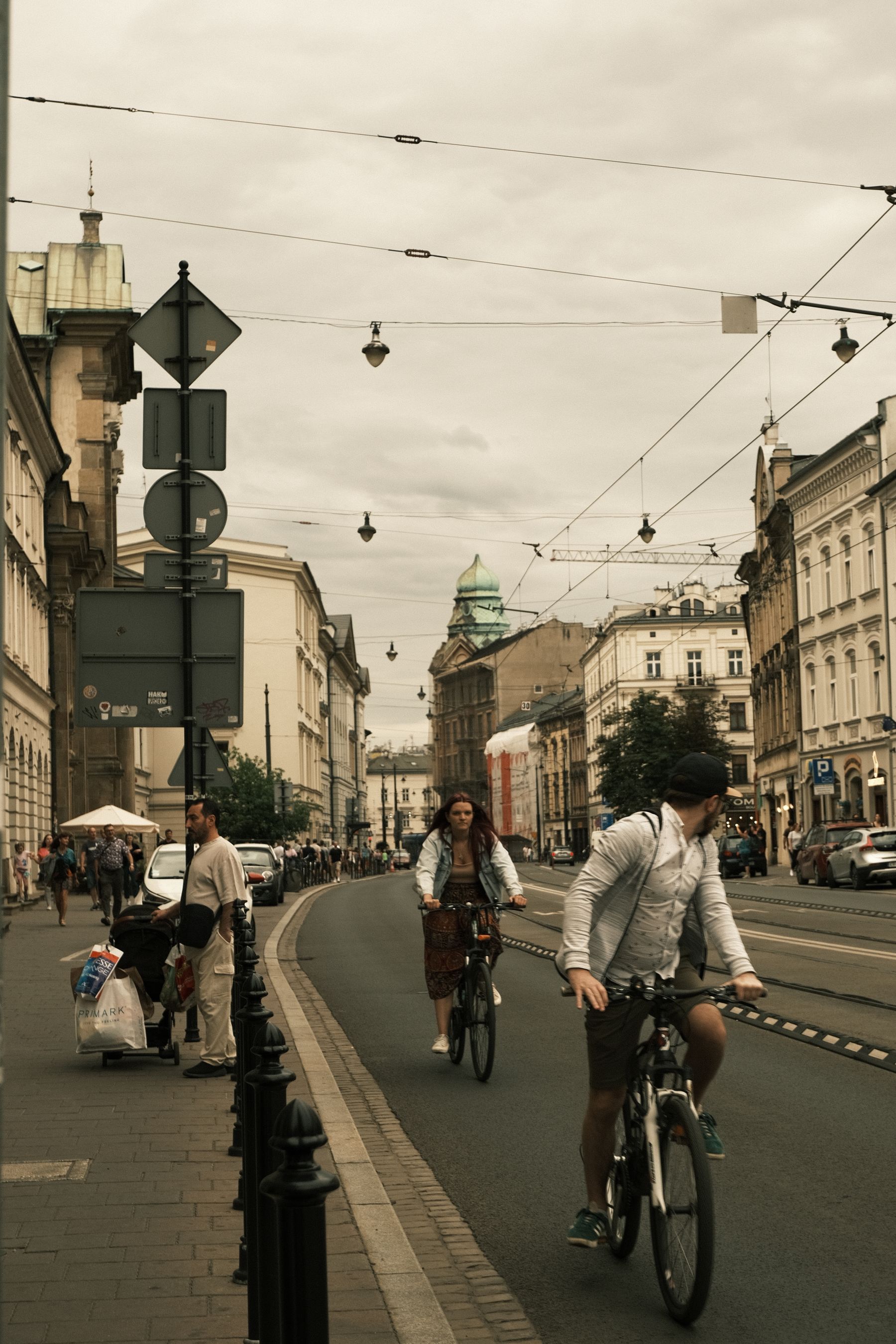 Personas desplazándose en bicicleta por una ciudad europea