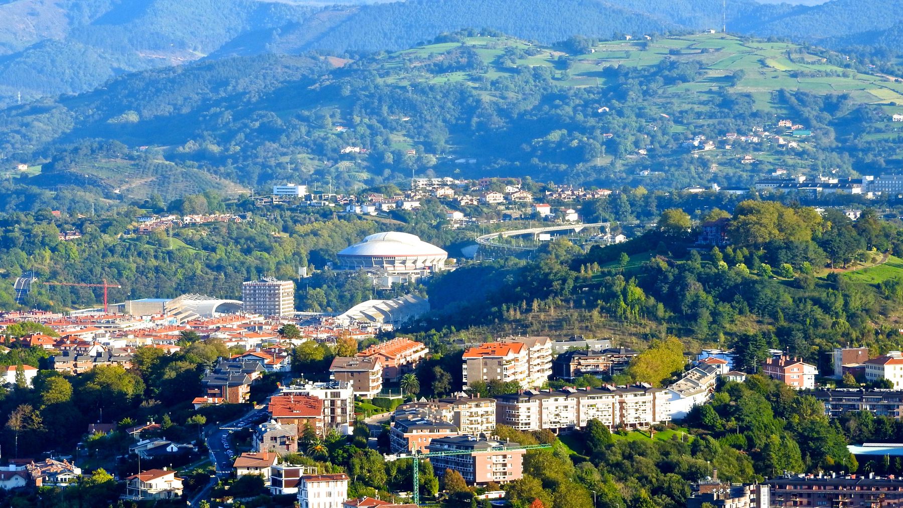 Vista de Donostia-San Sebastián entre la ciudad y el paisaje verde
