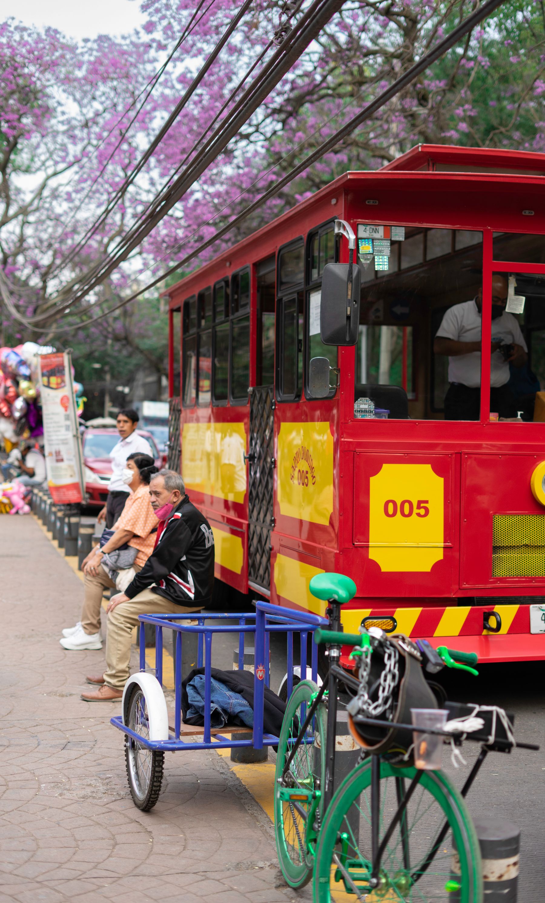Transporte público compartiendo el espacio con peatones y bicicletas