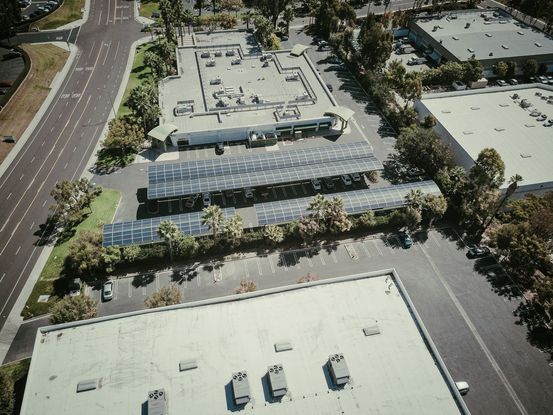 Instalación de paneles solares integrada en una zona urbana