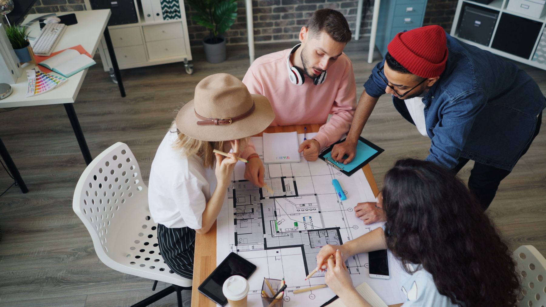 Equipo trabajando sobre planos urbanos